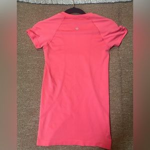 Lululemon Swiftly Tech T 2.0 color Lipgloss size 2 worn 2 times no defects